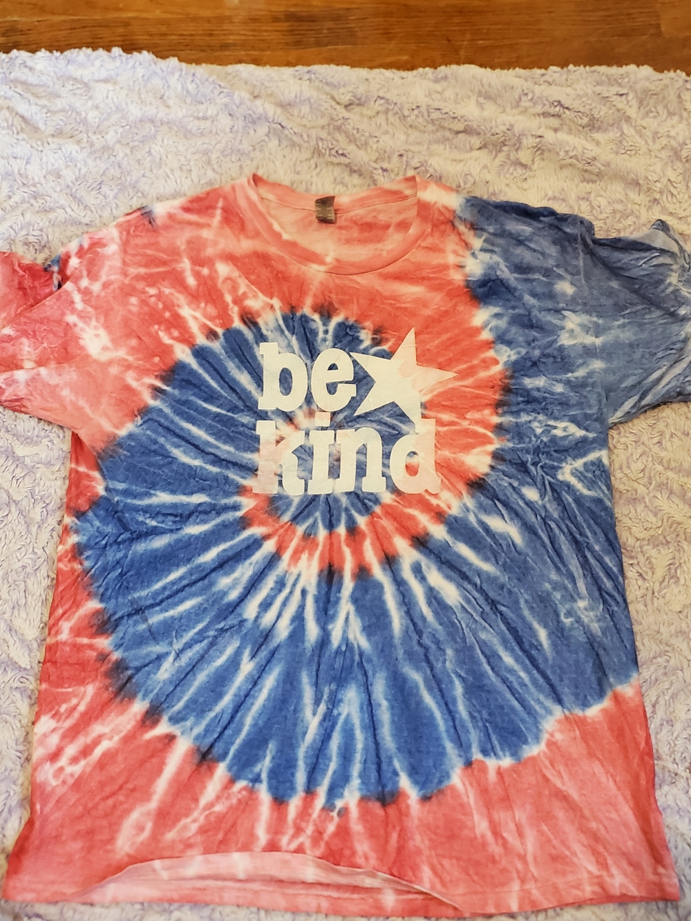 Gildan Tie-Dye 'Be Kind' Tee - Red & Blue